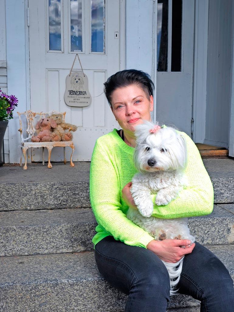 Perheen rakas Nala-koira on kahvilan oma vahti.