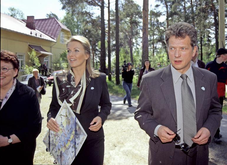 Seiskan suhdepaljastuksen jälkeen Tanja ja Sauli eivät enää peitelleet lämpimiä välejään. Kuva Kangasalta kesällä 2001.