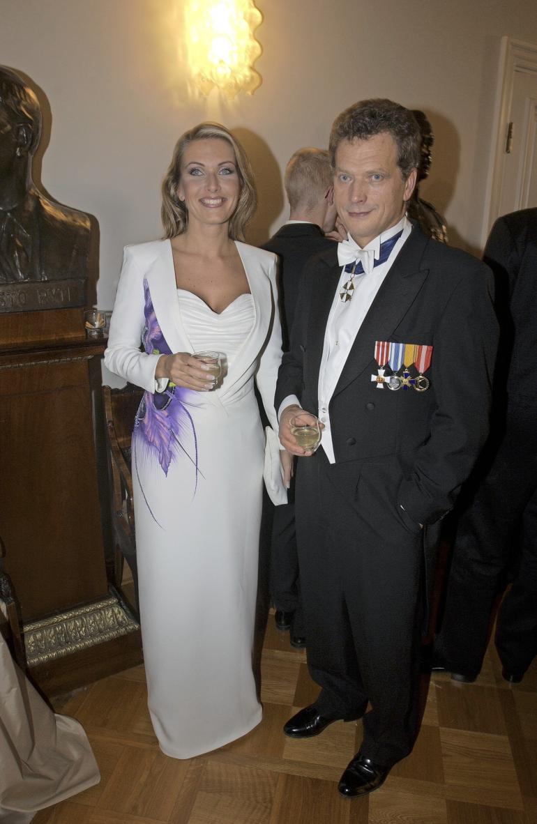 Tanja Karpela ja valtiovarainministeri Sauli Niinistö olivat Linnan juhlien kuvatuin pariskunta vuonna 2001.