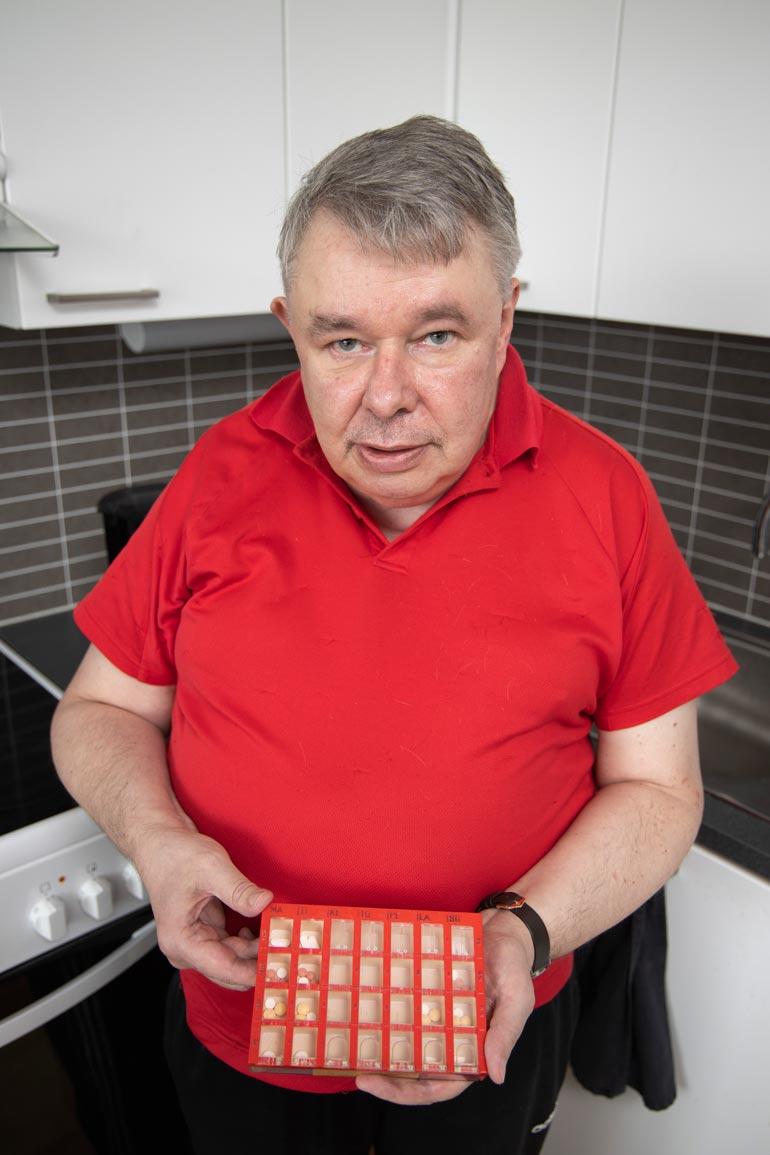 Timo on yksityinen kieltenopettaja. – Leikkauksen jälkeen tein opinnot loppuun, mutta koska CV:ni on tyhjä usealta vuodelta, en päässyt työelämään.