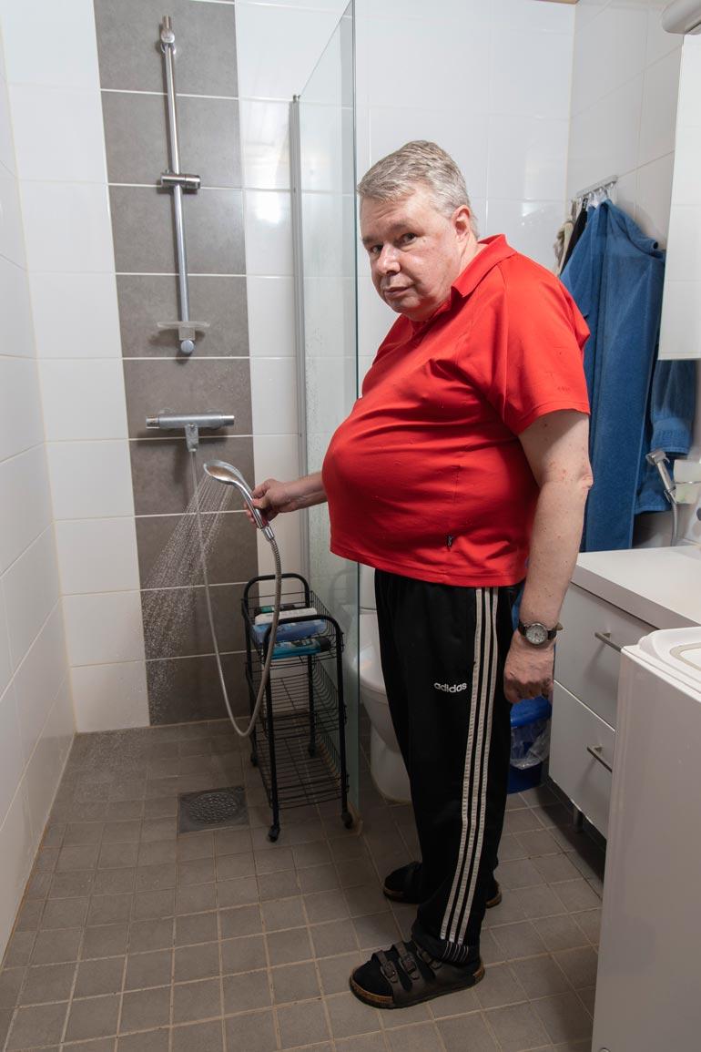 – Minulta rikkoontui iho, kun olin sairaana suihkussa ja pesin käsiäni jatkuvasti. Nykyään suoriudun suihkusta vartissa, mikä on ihan eri asia kuin neljä pitkää tuntia!