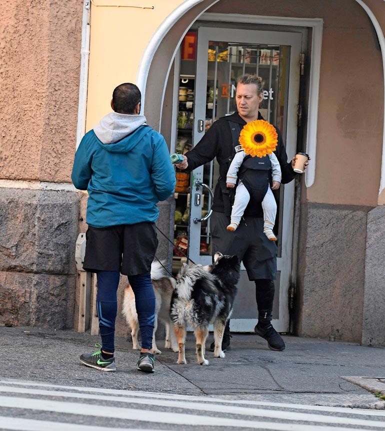Jukka kävi vauhdikkaan lenkin päätteeksi hakemassa ystävälleen Mehdi Yonesille viherpirtelön.