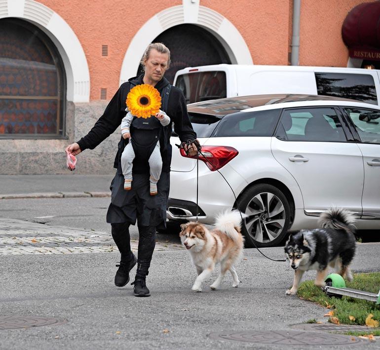 Paparazzi bongasi Jukan vauhdikkaalta happihyppelyltä. Ruuhkavuosia elävä Duudsoni tarvitsisi kipeästi lisäkäsiä jostakin.