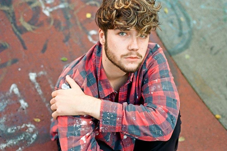 Nuorella ja komealla Lucaksella on levytyssopimus Sony Musicin kanssa. Lucas on julkaissut yhden albumin ja toinen on työn alla.