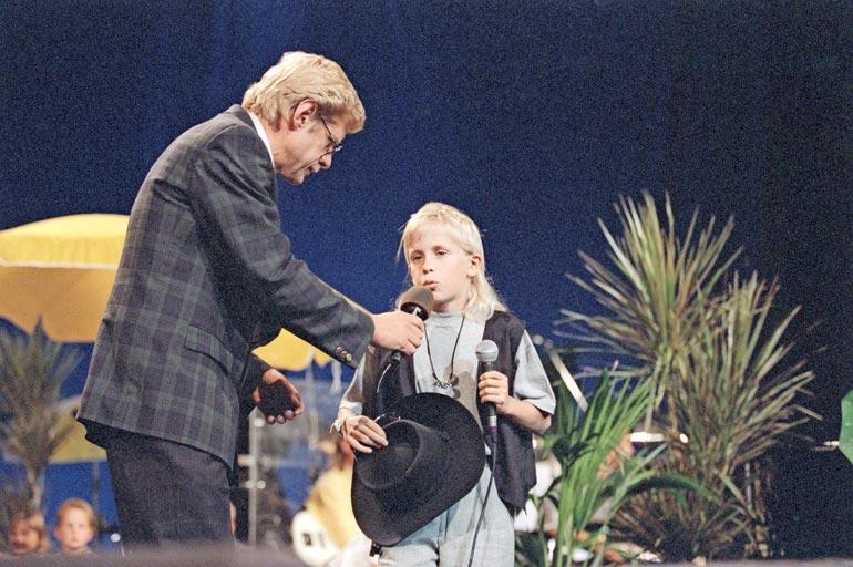 Katsojat muistavat Sepon sydämellisenä juontajana. Konsta voitti kisan vuonna 1994 Sammy Babitzinin kappaleella Daa-da daa-da.