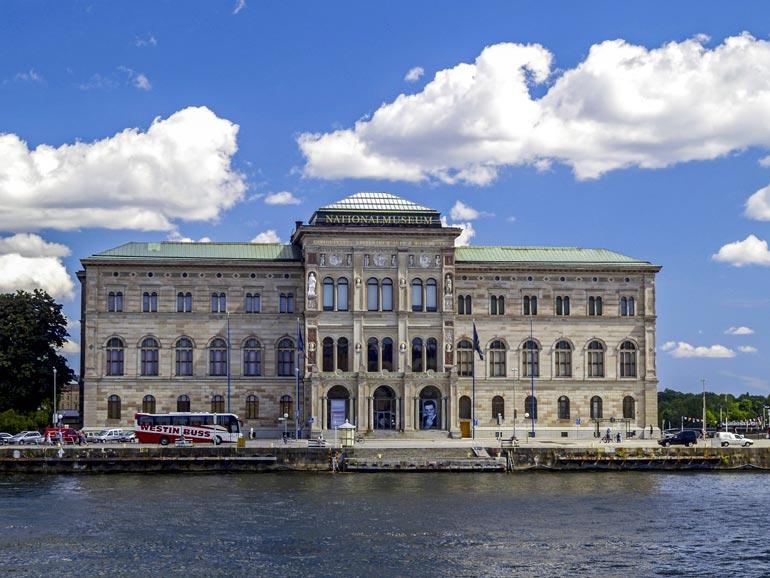 Rosvokopla iski 22.12.2000 Ruotsin kansallismuseoon ja anasti kolme arvotaulua: yhden Rembrandtin ja kaksi Renoiria.