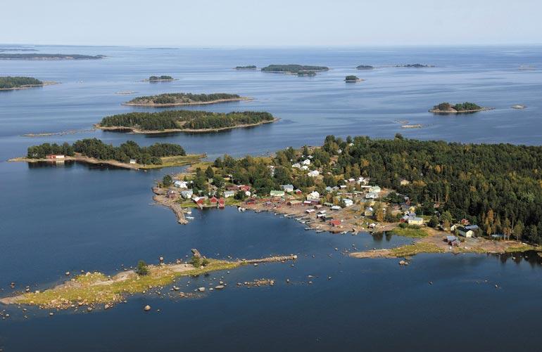 Haminan edustalla oleva Tammio tunnetaan kalastuskylänä. Rennyn suvulla on ollut saaressa mökki vuosikymmeniä.