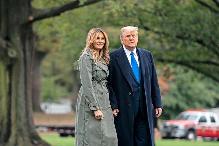 Vaalitappion selvittyä Melania edusti uudistuneessa hiustyylissä miehensä rinnalla aurinkoisesti hymyillen.