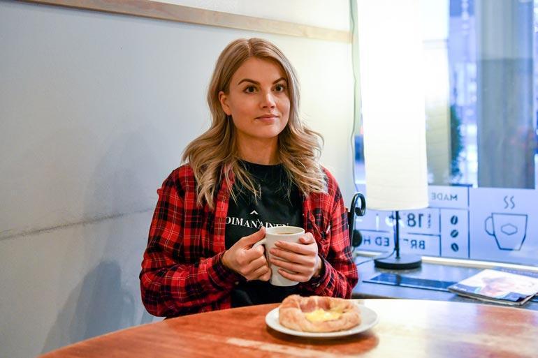 Janni Hussi järkyttyi, kun keväällä pandemia vei lähes kaikki työt. – Onneksi olin jo ehtinyt aloittaa Suomipopin viikonloppuvuorot. Olen niistä äärimmäisen kiitollinen.