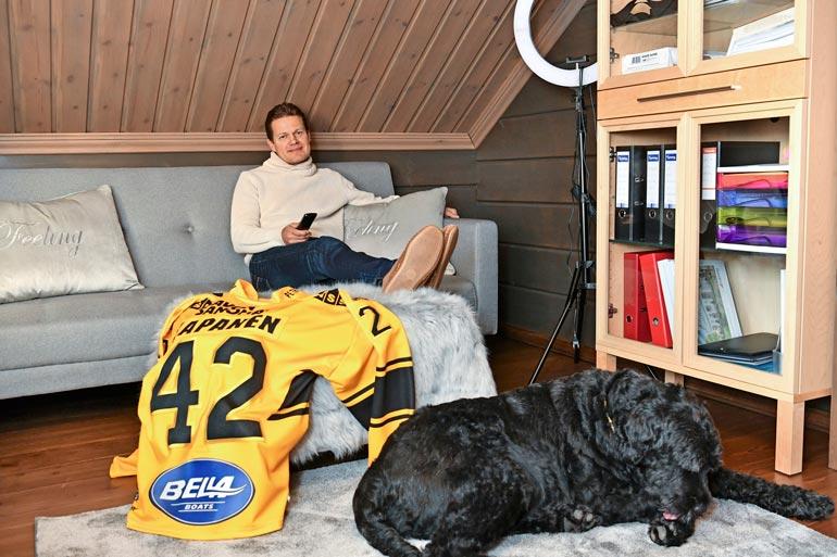 Sami Kapanen katselee Kasperi-poikansa öisiä edesottamuksia NHL:ssä miesluolassaan Pohjois-Savossa.