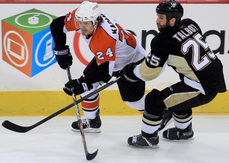 Philadelphia Flyersin Sami Kapanen (vas.) vääntämässä Pittsburgh Penguinsin Max Talbotia vastaan kevään 2008 konferenssifinaaleissa. Sidney Crosby johdatti Pensin jatkoon Stanley Cup -finaaleihin.