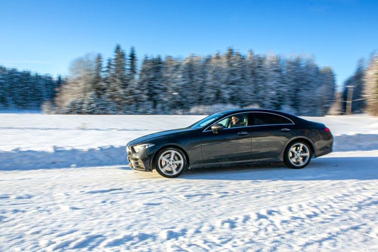 Yli satatuhatta euroa maksavasta Mercedes-Benz CLS 450 4Maticistä löytyy vaikka mitä hienouksia, mutta Hjallista ne eivät kiinnosta. – En edes tiedä, paljonko tässä on tehoa. Varmasti ihan riittävästi.