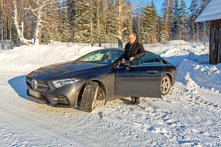 Harry jo mieluusti päivittäisi vuoden vanhan Mersunsa sähköautoon, jos sellainen vain olisi saatavilla. – Mielestäni ne eivät vielä toimi tarpeeksi hyvin.