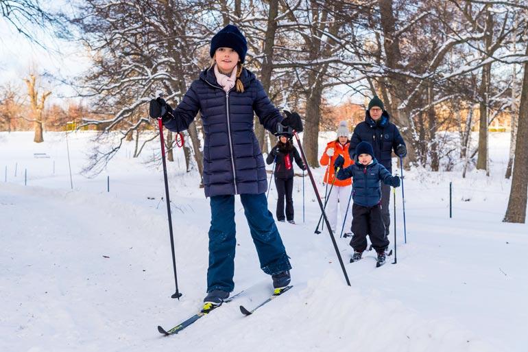 Prinsessa Estelle näyttää mallia urheilullisesta mutta silti tyylikkäästä pukeutumisesta.