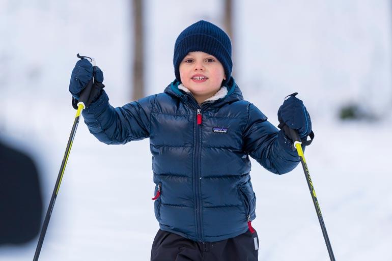 Pikkuprinssi Oscar nautti talvipäivästä ja oli suksien päällä kuin kokeneempikin tekijä.