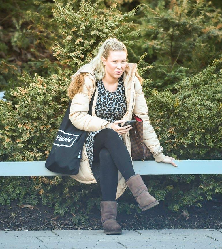 Tunnistaisitko tätä toppatakkista naista Maisa Torpaksi? Meikitön kohublondi istui viime torstaina pitkään uuden työpaikkansa parkkipaikalla Helsingissä Kallion virastotalolla.