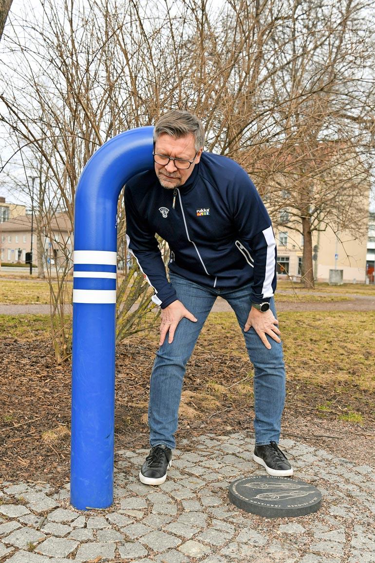 Haloo, kuuluuko mitään? Jukka Jalosen mukaan Riihimäellä nimetysä puistossa on komea kunniaplakaatti ja kiekkoaiheinen äänimaisemateos. – Onhan tämä kunnia, Jukka sanoo.