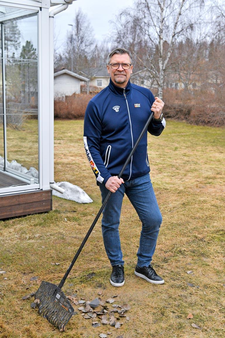 Harava heilumaan! – Nurmikko näkyy olevan vähän lommoilla roudan jäljiltä. Kun on mökkikin, ei aina jaksa panostaa pihaan, maailmanmestarivalmentaja Jukka Jalonen tuumii.