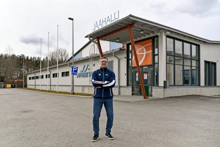 – Tässä sijaitsi ennen tekojäärata, jolla kävin pikkupoikana luistelemassa, mestari kertoo mukaansa nimetyn JJ-areenan edessä.
