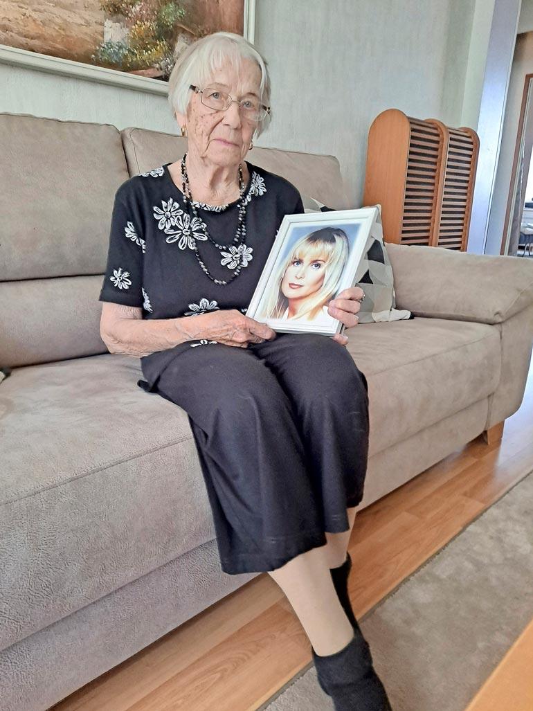 – Kun minusta aika jättää, minut siunataan Armin viereen Malmin hautausmaalle. Pastori Elina Muilu oli käynyt Armin kanssa keskusteluja vähän ennen hänen kuolemaansa. Hän sanoi, että Armi oli jo valmis lähtemään, vaikka hänen poismenonsa yllättikin läheiset.