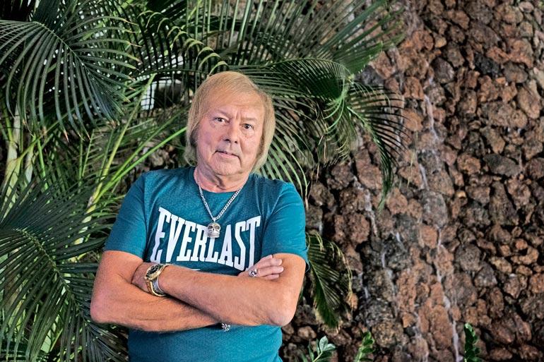Dannyn ja Armin suhde oli yli vuosikymmenen ajan julkinen salaisuus. Laulaja erosi puolisostaan Liisa Lipsasesta vasta kolme vuotta Armin kuoleman jälkeen.