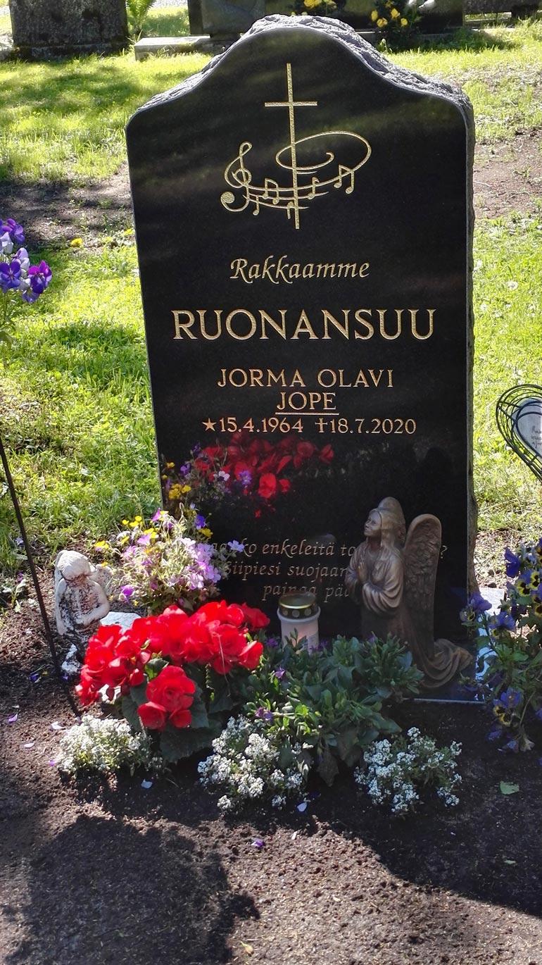 Hautakivi on erittäin kaunis. – Kesäinen hellepäivä ja Kemin nätti hautausmaa tekevät kunniaa paikalle, Seiskan lukija kertoo.