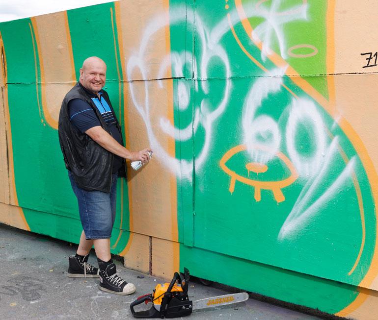 Maukka spreijasi Helsingin kalasatamassa sijaitsevalla luvallisella graffiti-alueella Seiskan pyynnöstä omakuvansa. – Toihan on ihan mun näköinen.