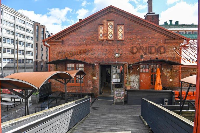 Ravintola Siltanen on etenkin viikonloppusin boheemin nuorison suosikkipaikkoja Helsingin Kalliossa.