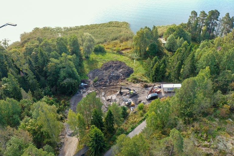 Kaivin- ja muut työkoneet paiskivat hommia jo kovaa vauhtia Joelin ja Jannin tontilla.