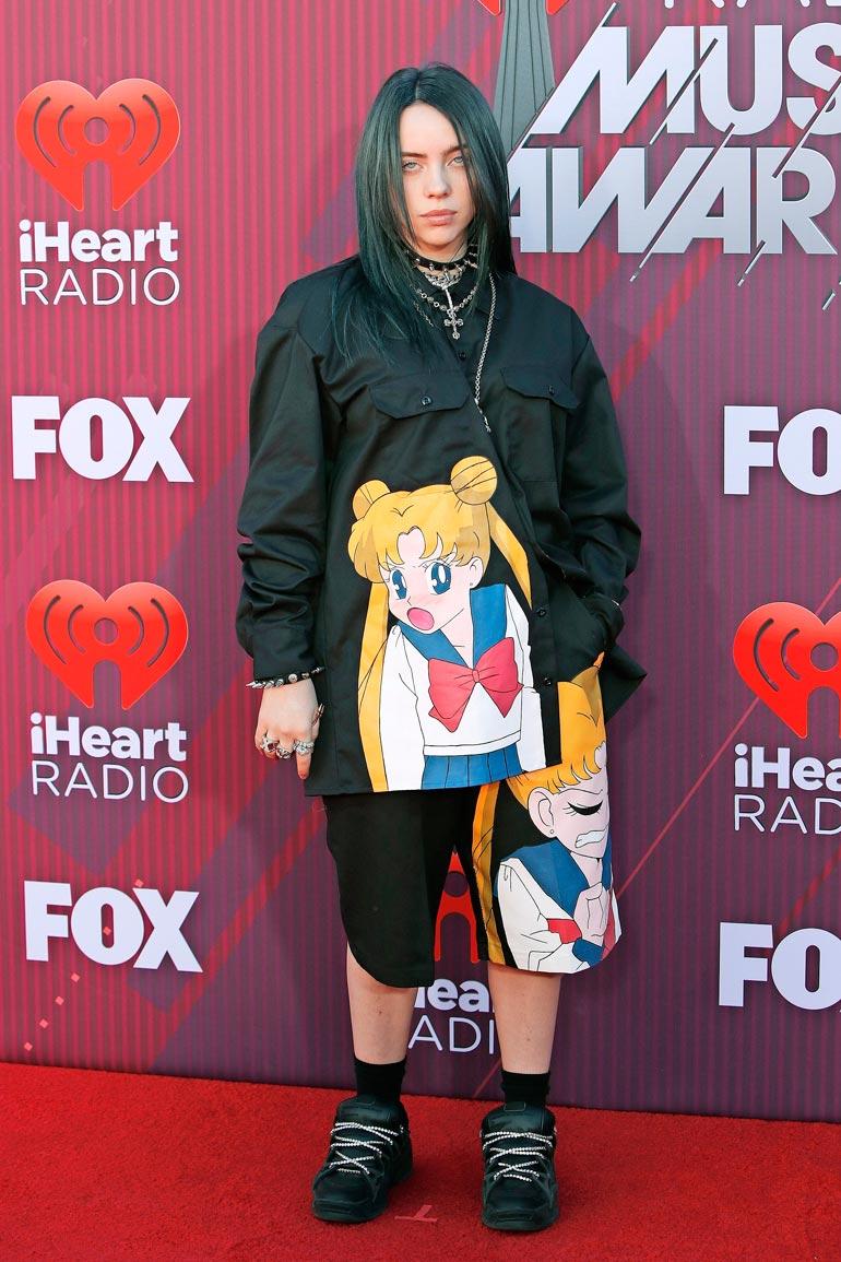 Billie on kärsinyt näihin päiviin asti ulkonäköpaineista ja pukeutunut säkkimäisiin, ylisuuriin vaatteisiin peittääkseen uhkeat muotonsa.