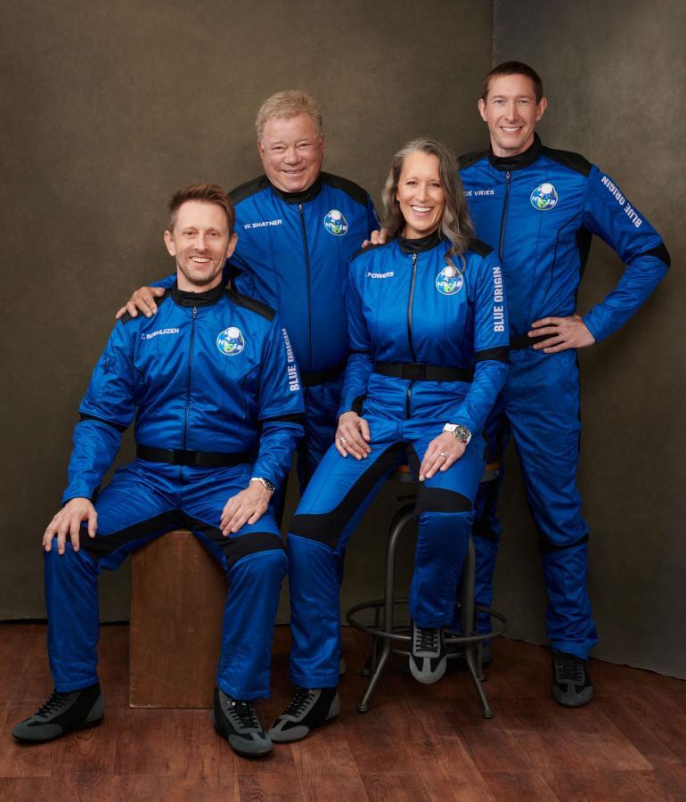 Kuvassa keskiviikkoisen avaruuslennon miehistö Chris Boshuizen (vas.), William Shatner, Audrey Powers sekä Glen de Vries.