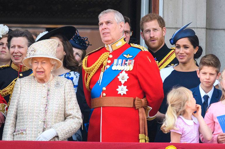 Kuningatar Elisabet, prinssi Andrew sekä Sussexin herttuapari Harry ja Meghan