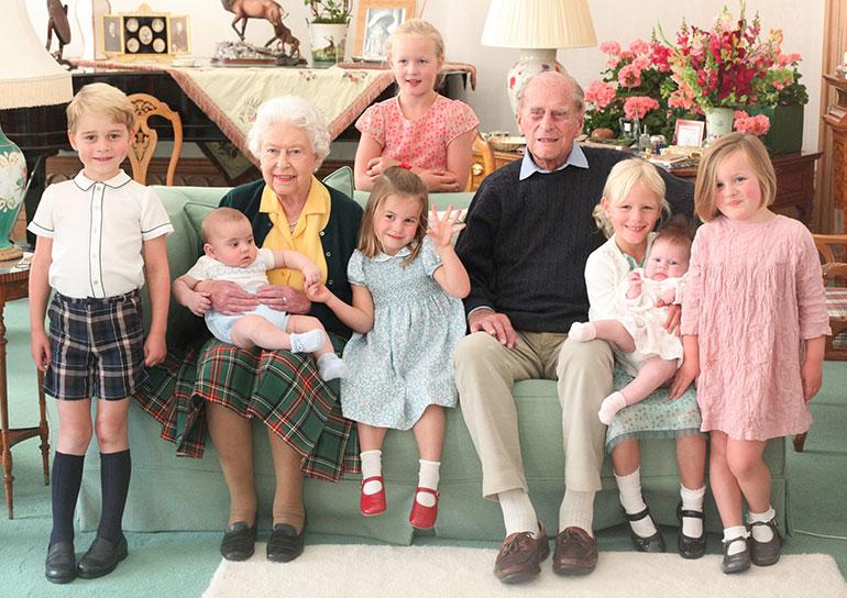 Hallitsijapari Elisabet ja Philip, George, Louis, Charlotte, Savannah, Isla, Lena ja Mia