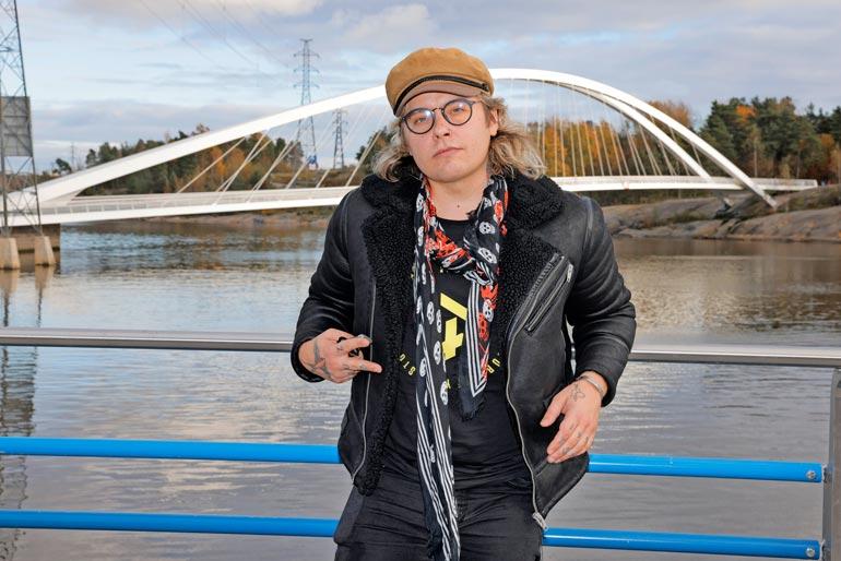 Olen erilainen kuin julkisuuskuvani, iloinen rokkari hymähtää.