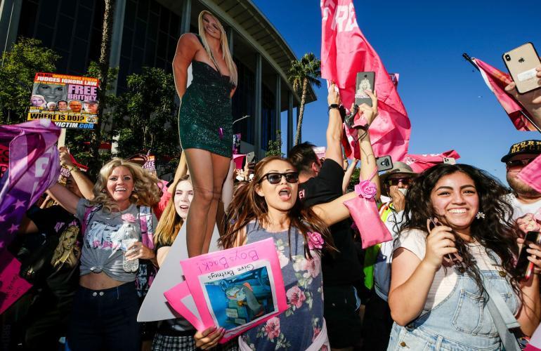Britneyn fanit juhlivat villisti oikeuden julkaistua päätöksensä laulajan alkavasta vapaudesta.