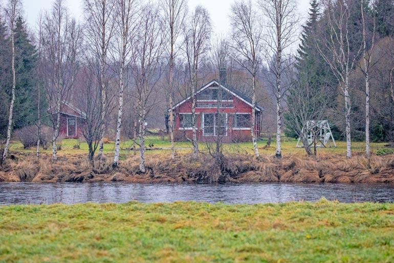 Mökki jokirannassa on tunnelmallinen syksylläkin.