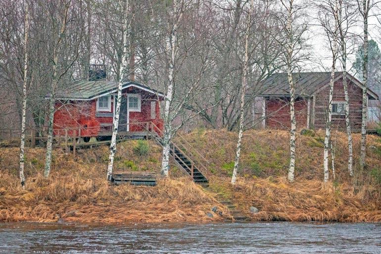 Kaunottarella on lähes 8 000 neliön tilukset, ja rakennukset ovat 1960-luvulta.
