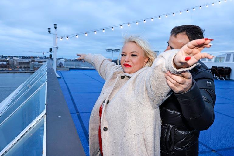Johanna kuvailee oloaan onnellisen rakastuneeksi.