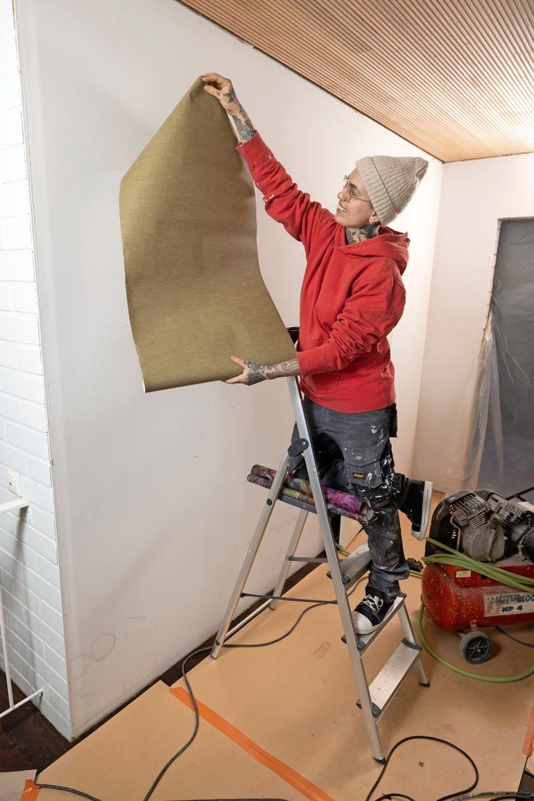 Lähes kaikki talossa menee uusiksi, mutta arvokkaan wenge-parketin Nata säästi. – Se on nyt hiottu, öljytty, ja asennettu paikoilleen.