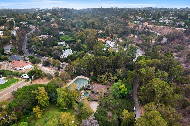 Pacific Palisadesin asuinalueella ovat viihtyneet muun muassa Steven Spielberg, Tom Hanks, Michelle Pfeiffer, Ben Affleck ja Dennis Quaid. Myytävänä oleva Kennedy-talo on kuvan etualalla.