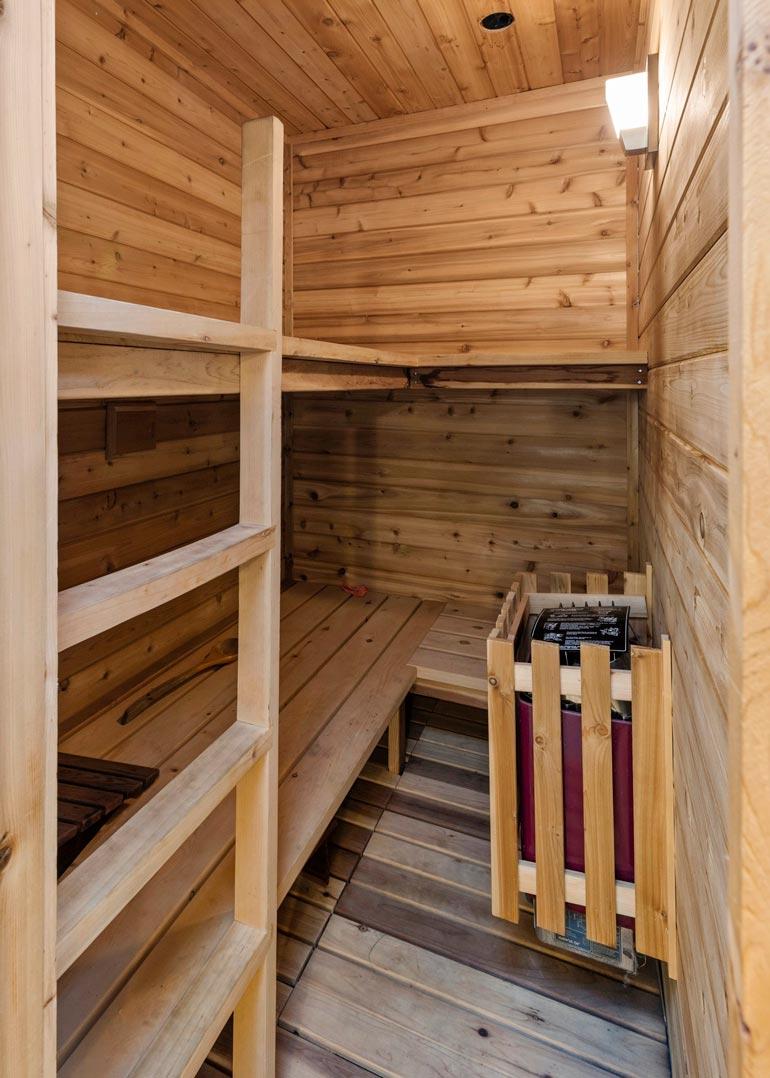 Kartanon sauna on suomalaissilmin vähintäänkin erikoinen.