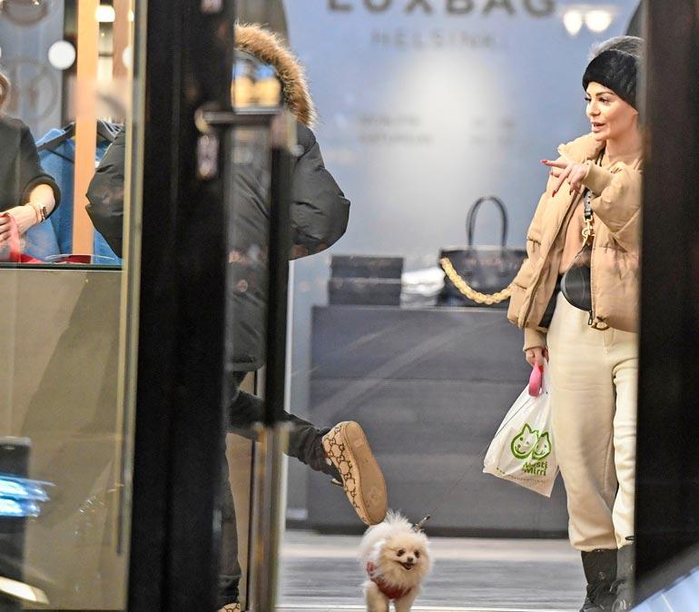 Paikalle pelmahtanut Sofia Belórf keimaili Cheekille, mutta ex-artisti ei innostunut kohukaunottaren jutuista.