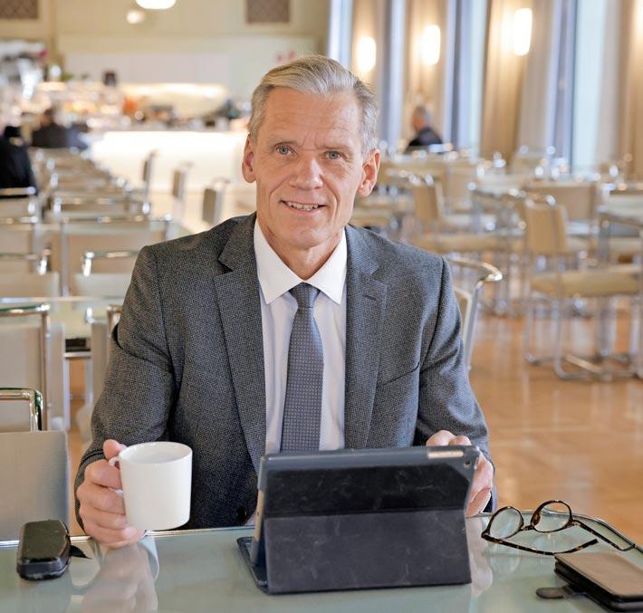 Pauli Kiuru on eduskunnan kirjaston hallituksen puheenjohtaja, mutta päätti olla nostamatta tehtävästä palkkaa.