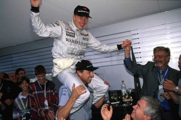 Mika Häkkinen kaasutteli Martinlaaksosta moottoriurheilun kuninkuusluokkaan. Kuva F1-osakilpailusta vuodelta 1996.