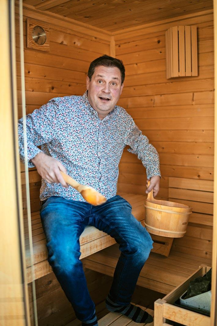 Jethron kesällä hankkimasta asunnosta ei luksusta puutu. Huoneiston kruunaa suomalainen sauna. – Täällä on hyvä huuhtoa hiet pois.