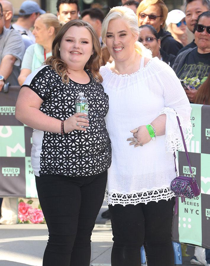 Tältä Mama June näytti vuonna 2018, Vierellä poseeraa tytär Honey Boo Boo.
