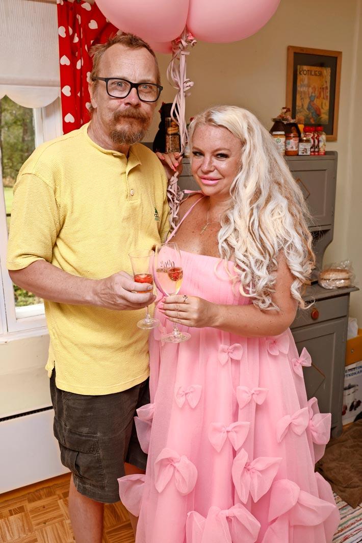Veijo asuu Loviisassa, Johanna Tukholmassa.