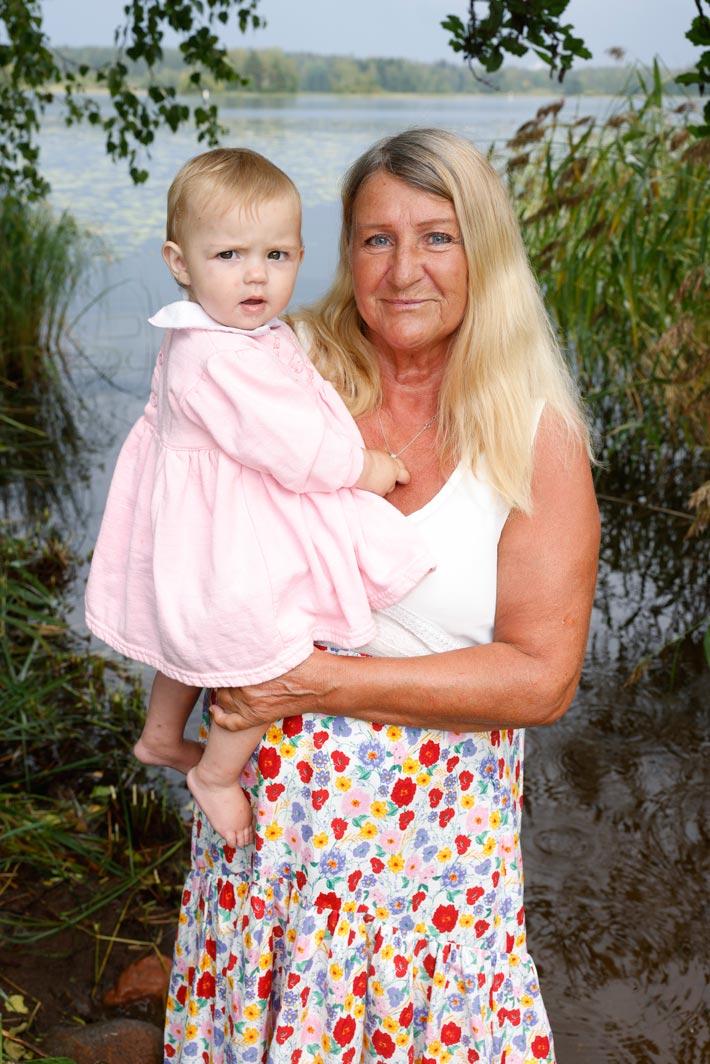 Äiti auttaa Johannaa Isabelle-tyttären hoidossa.
