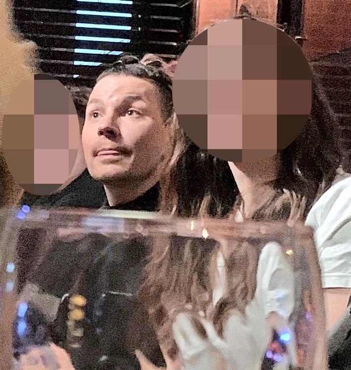 RÄPS! Oulu 20.3. klo 1.46. Antti Tuisku oli oululaiskapakassa kuumien tapahtumien polttopisteessä.