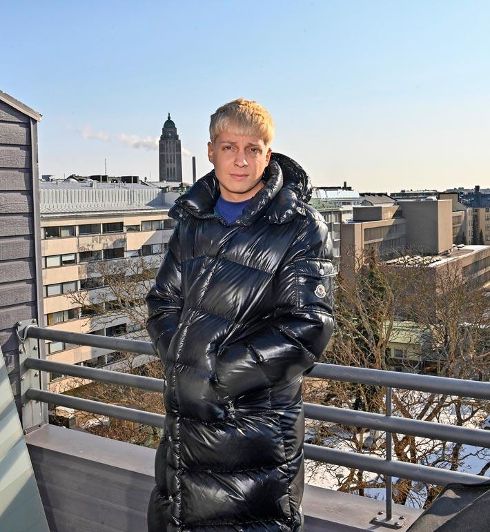 Ville kertoo lopettaneensa vaatteisiin törsäämisen, mutta kietaisi parvekkeelle ylleen liki kahden tonnin Moncler-toppatakin. – Arvostan nykyään elämyksiä enemmän kuin materiaa, räppäri tuumaa.